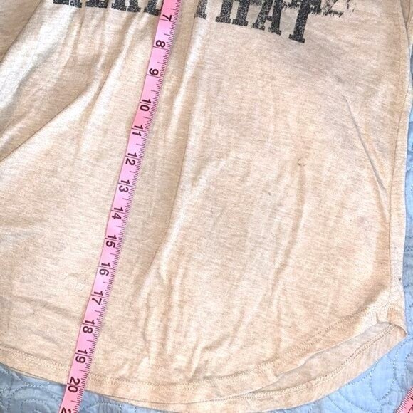 Wrangler Womens Beige Graphic Tee Herd That Print Short Sleeve V-Neck Size S - Picture 7 of 8